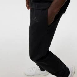 J.Lindeberg Athleisure Joggers - Alpha Fleece Pant - Black AW23 -Golf Fashion Shop j lindeberg athleisure joggers alpha fleece pant black aw23 amjs09056 9999 72
