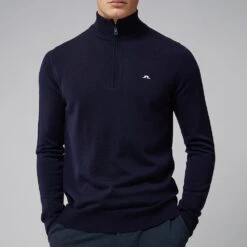 J.Lindeberg Golf Pullover - Kian Tour Merino QZ - JL Navy 2023 17 J.Lindeberg Golf Pullover - Kian Tour Merino QZ - JL Navy 2023 -Golf Fashion Shop j lindeberg golf pullover kian zipped golf sweater jl navy ss23 gmkw06357 6855 b