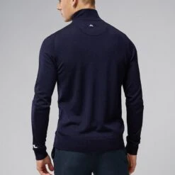 J.Lindeberg Golf Pullover - Kian Tour Merino QZ - JL Navy 2023 18 J.Lindeberg Golf Pullover - Kian Tour Merino QZ - JL Navy 2023 -Golf Fashion Shop j lindeberg golf pullover kian zipped golf sweater jl navy ss23 gmkw06357 6855 c