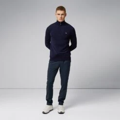 J.Lindeberg Golf Pullover - Kian Tour Merino QZ - JL Navy 2023 21 J.Lindeberg Golf Pullover - Kian Tour Merino QZ - JL Navy 2023 -Golf Fashion Shop j lindeberg golf pullover kian zipped golf sweater jl navy ss23 gmkw06357 6855 d