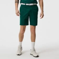 J.Lindeberg Golf Shorts - Vent Tight Fit - Rain Forest AW23 -Golf Fashion Shop j lindeberg golf shorts vent tight fit rain forest ss23 gmpa07908 m374 71