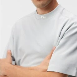 J.Lindeberg Golf Shirt - Alzo Double Knit Mock - Light Grey AW23 8 J.Lindeberg Golf Shirt - Alzo Double Knit Mock - Light Grey AW23 -Golf Fashion Shop j lindeberg golf shirt alzo double knit mock light grey aw23 gmjt09571 u053 127
