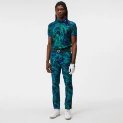 J.Lindeberg Golf Shirt - KV Print Regular Fit - Death Valley AW23 18 J.Lindeberg Golf Shirt - KV Print Regular Fit - Death Valley AW23 -Golf Fashion Shop j lindeberg golf shirt kv print regular fit death valley aw23 6 detail